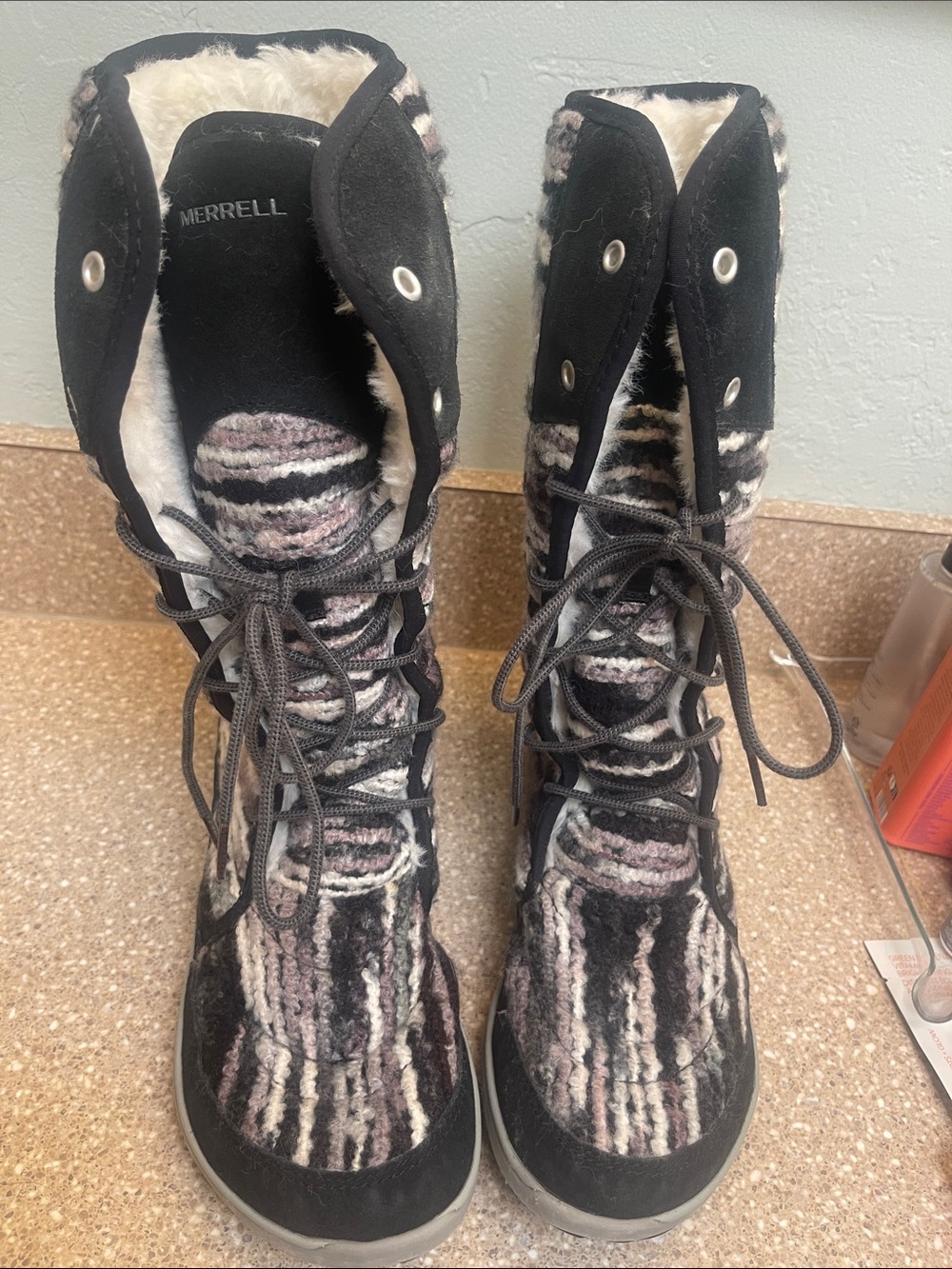 Merrell Women's lace up lined snow boots size 9